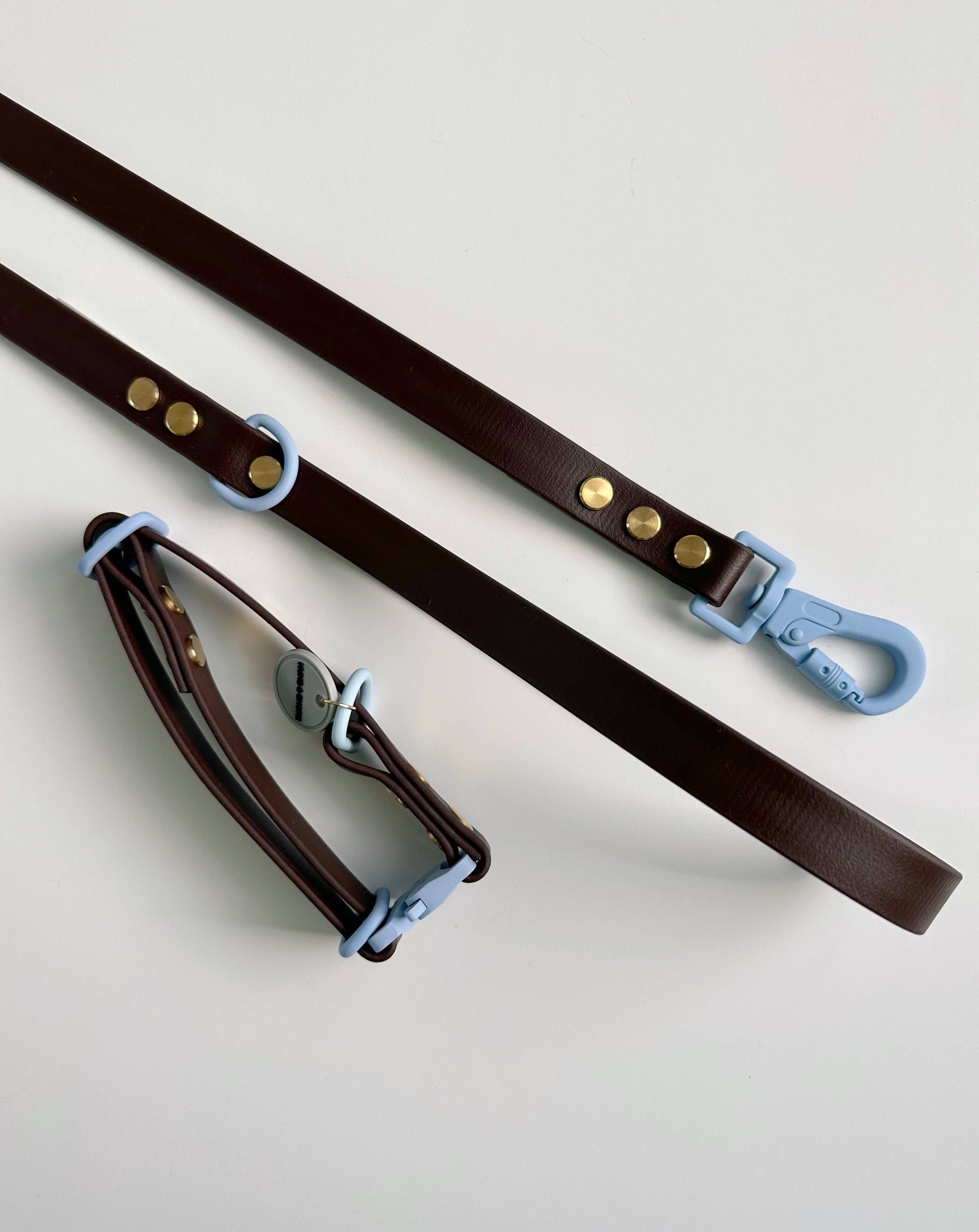 Hund & Shore Mochaccino collar detail showing mocha brown material with light blue accent stitching and hardware.